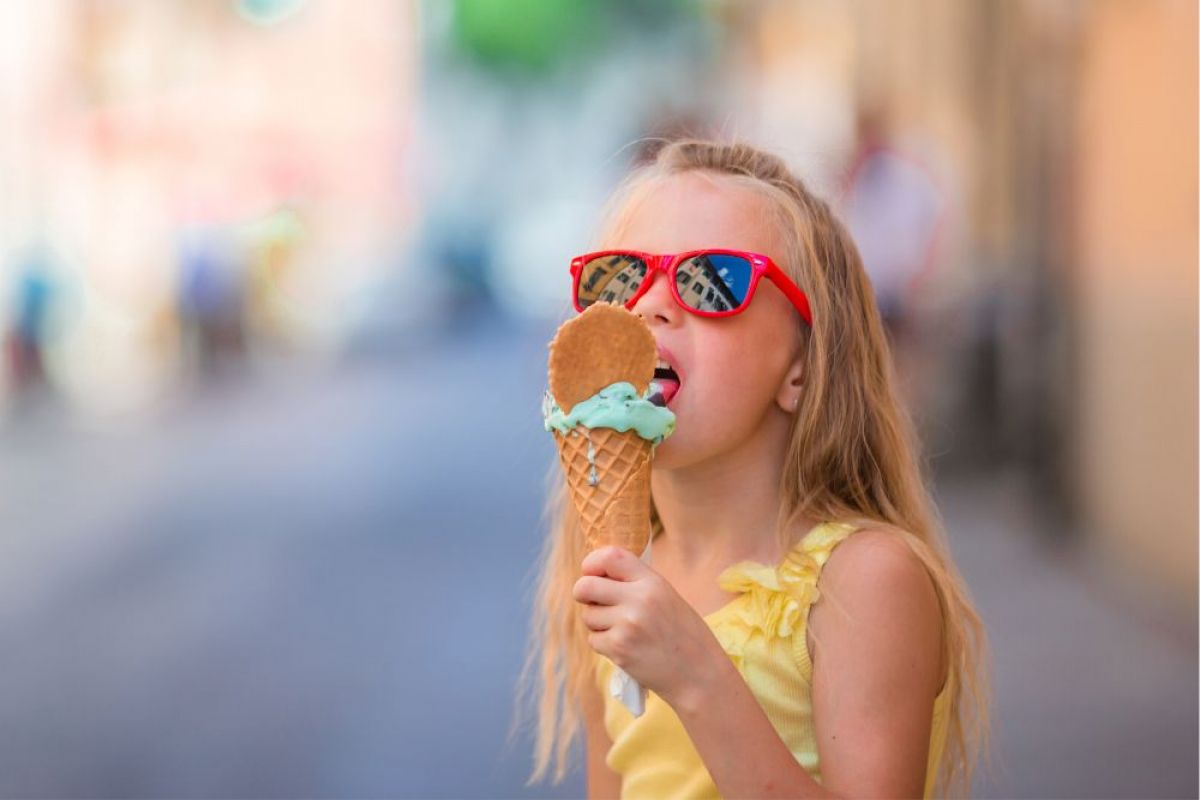M&auml;dchen mit Eis