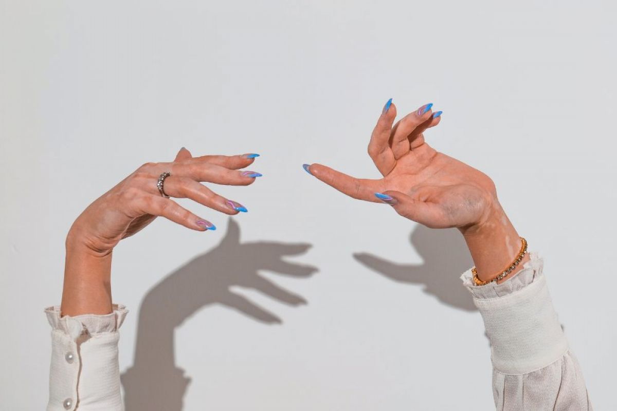 H&auml;nde mit Schatten