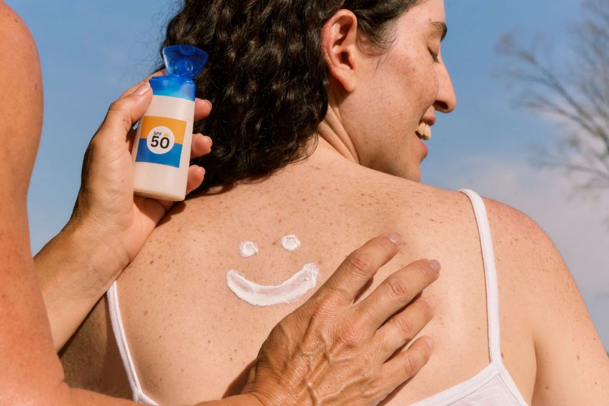 Frau Sonnencreme