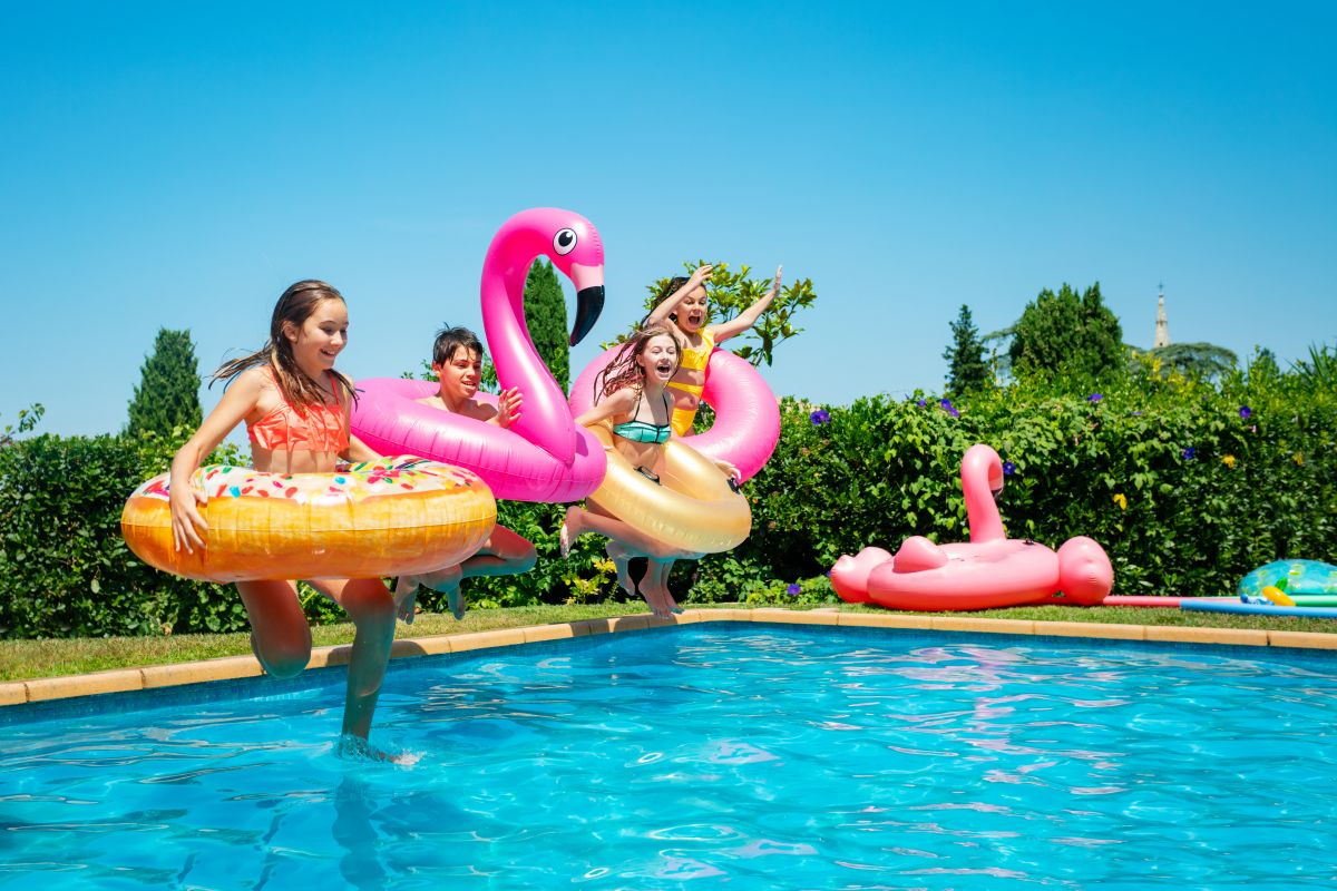 Kinder mit Schwimmreifen