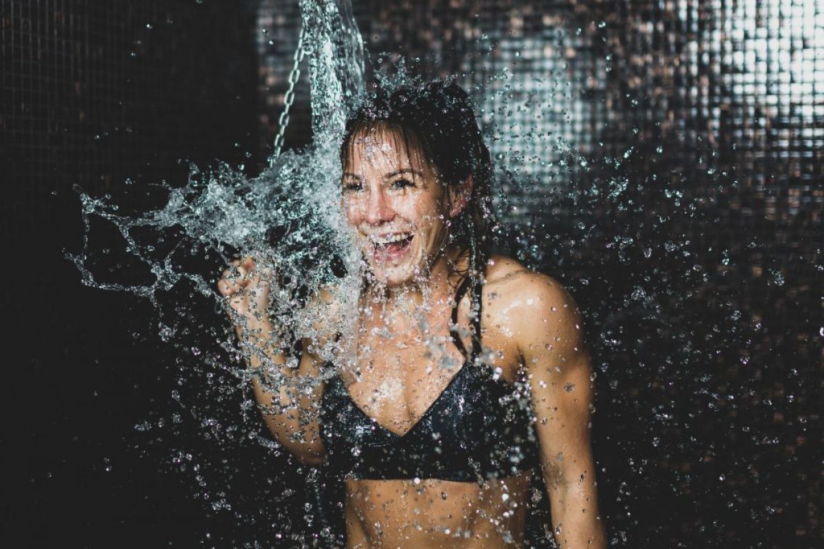 Frau kalte Dusche