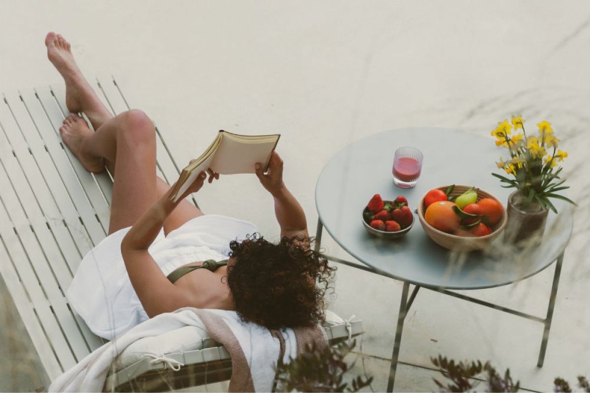 Frau mit Buch