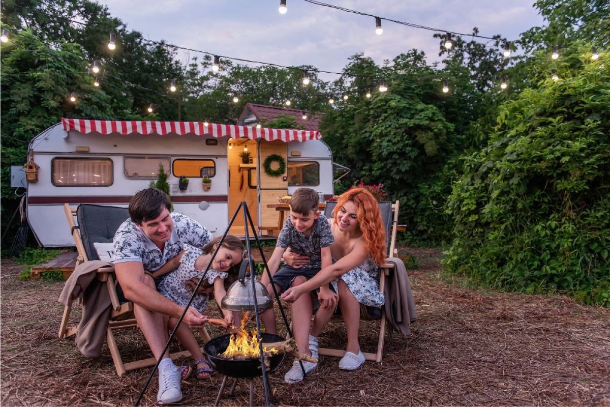 Familie grillt