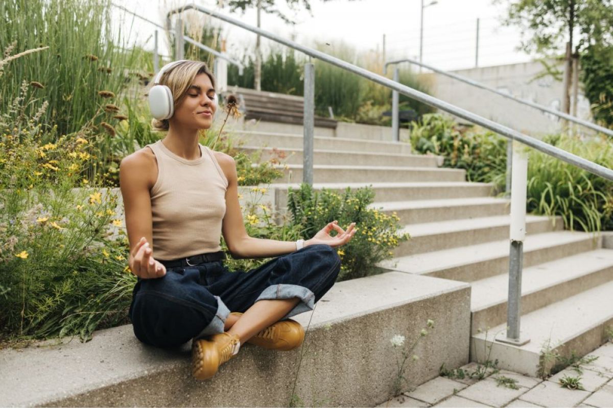 Frau im Schneidersitz