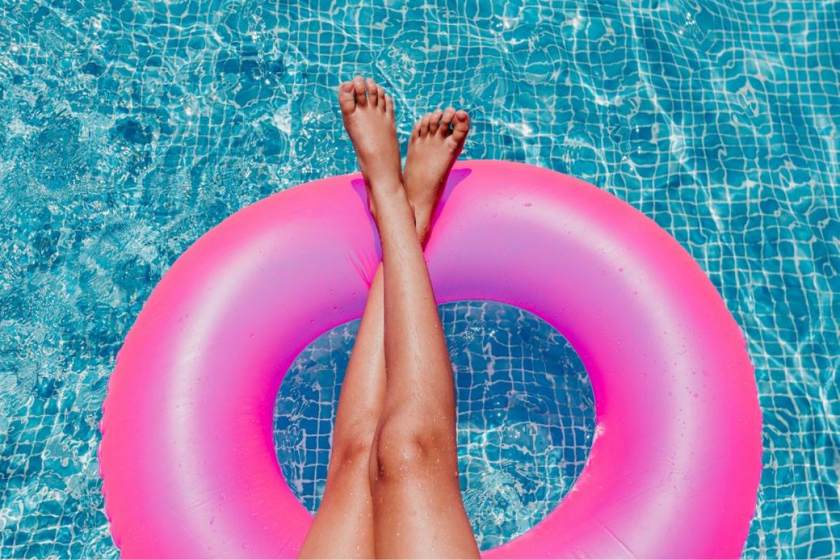 Beine im Schwimmreifen